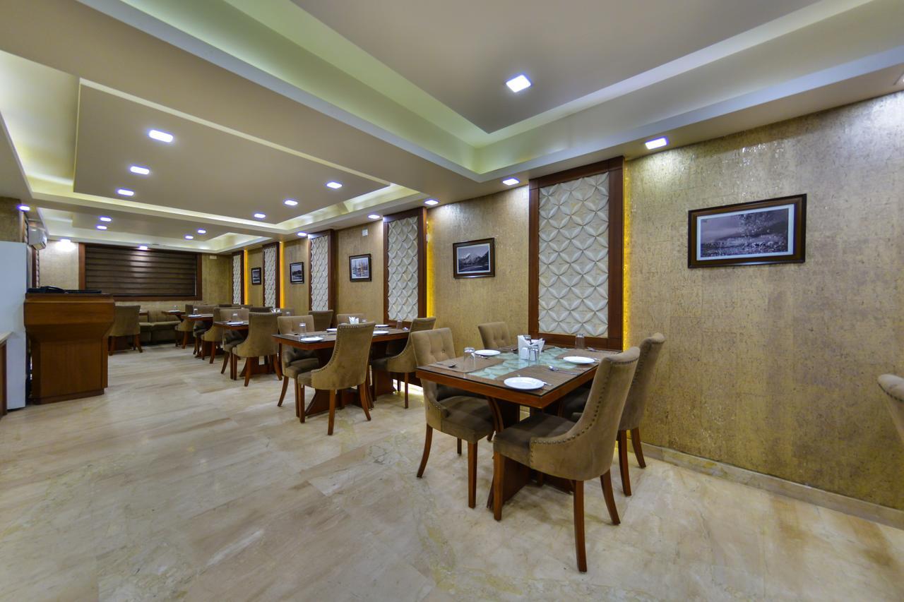 Clarks Inn Srinagar Bagian luar foto