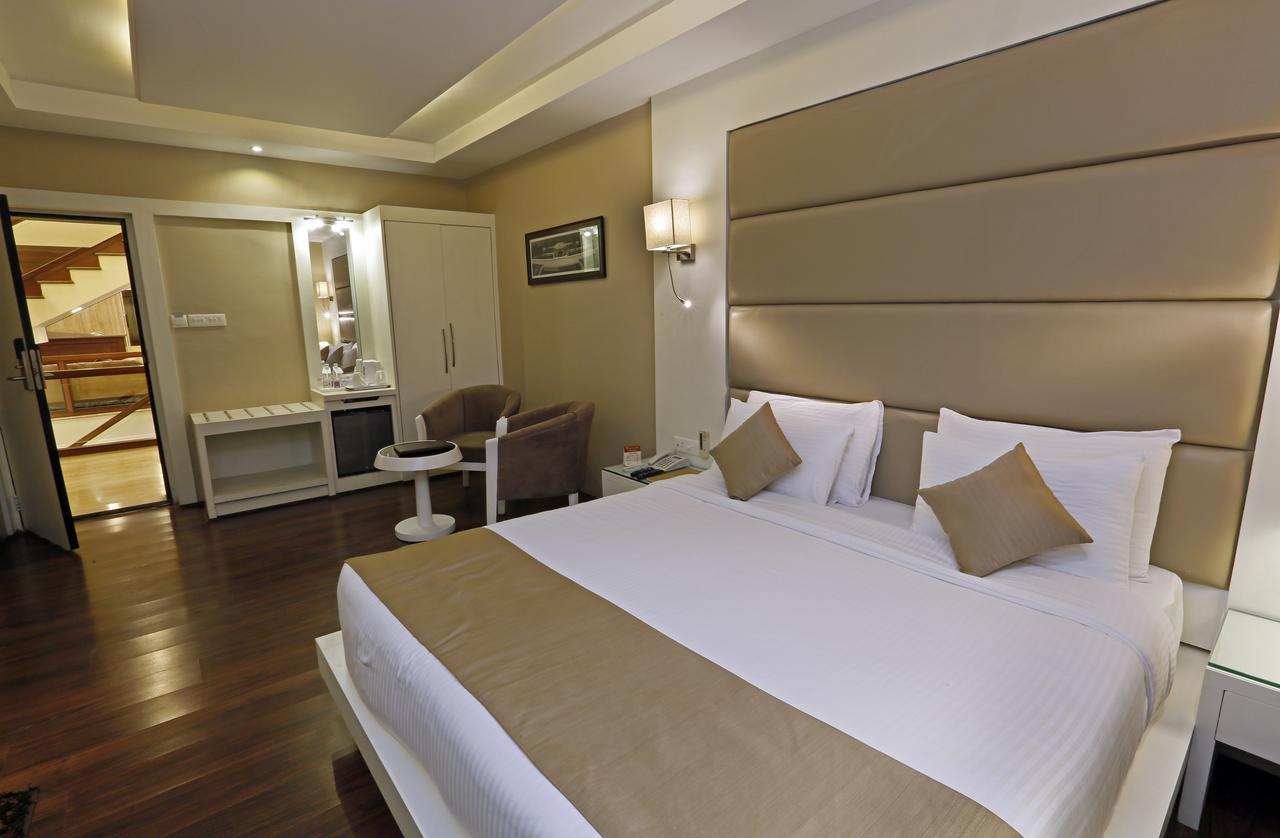 Clarks Inn Srinagar Bagian luar foto