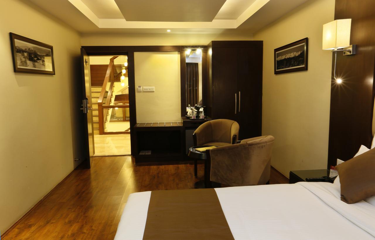 Clarks Inn Srinagar Bagian luar foto