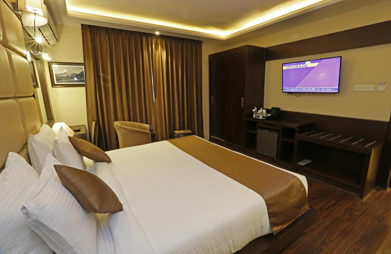 Clarks Inn Srinagar Bagian luar foto
