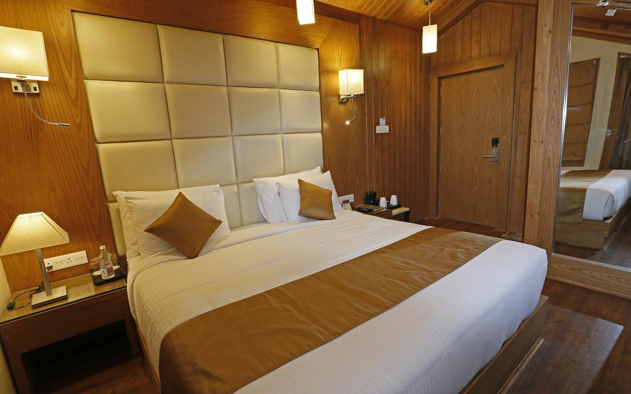 Clarks Inn Srinagar Bagian luar foto