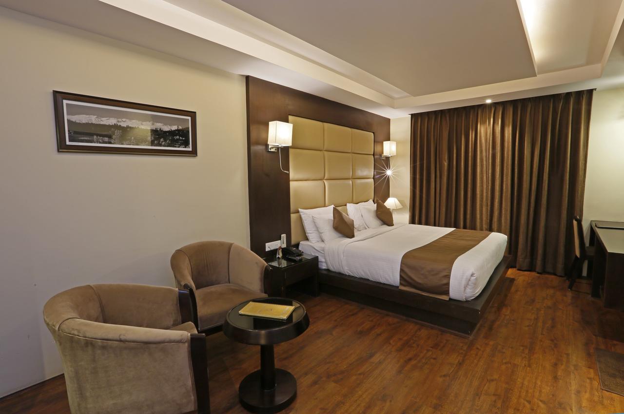 Clarks Inn Srinagar Bagian luar foto