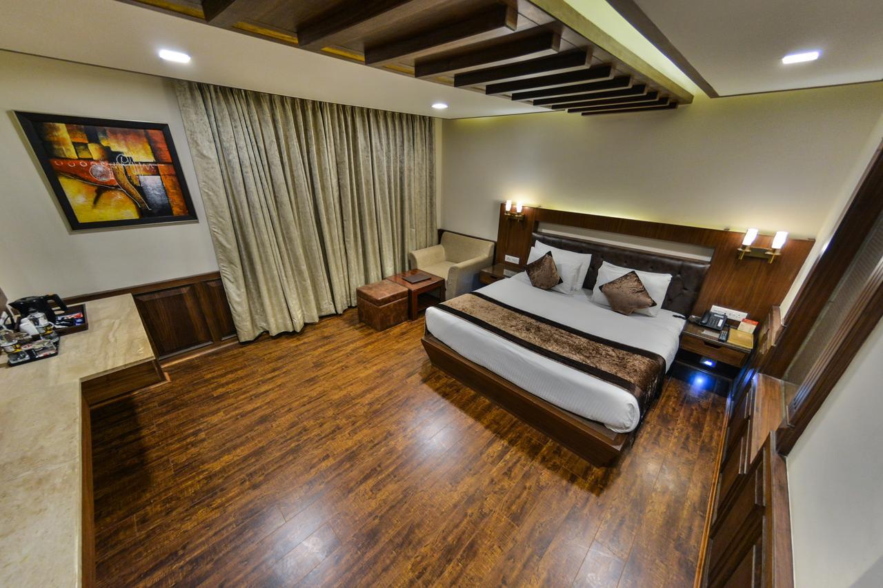 Clarks Inn Srinagar Bagian luar foto